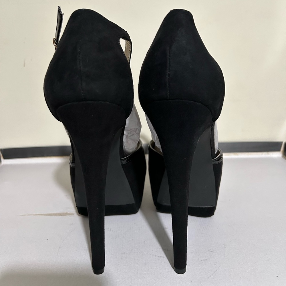 Black heels. Like new. Size 10.